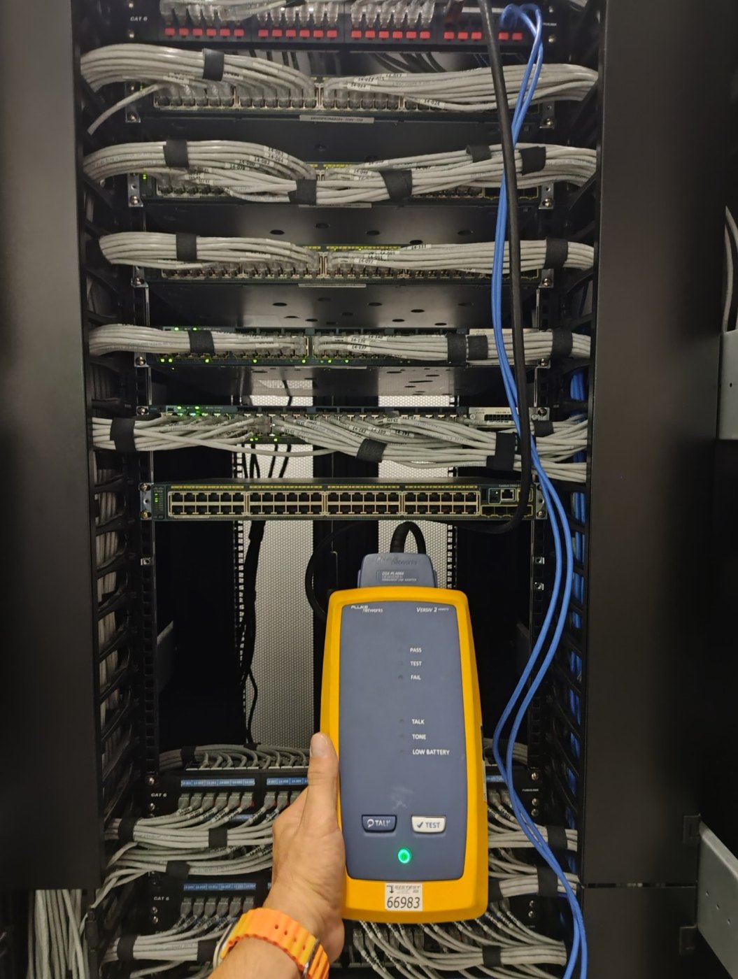 Rack corporativo organizado com pontos de rede identificados e certificados