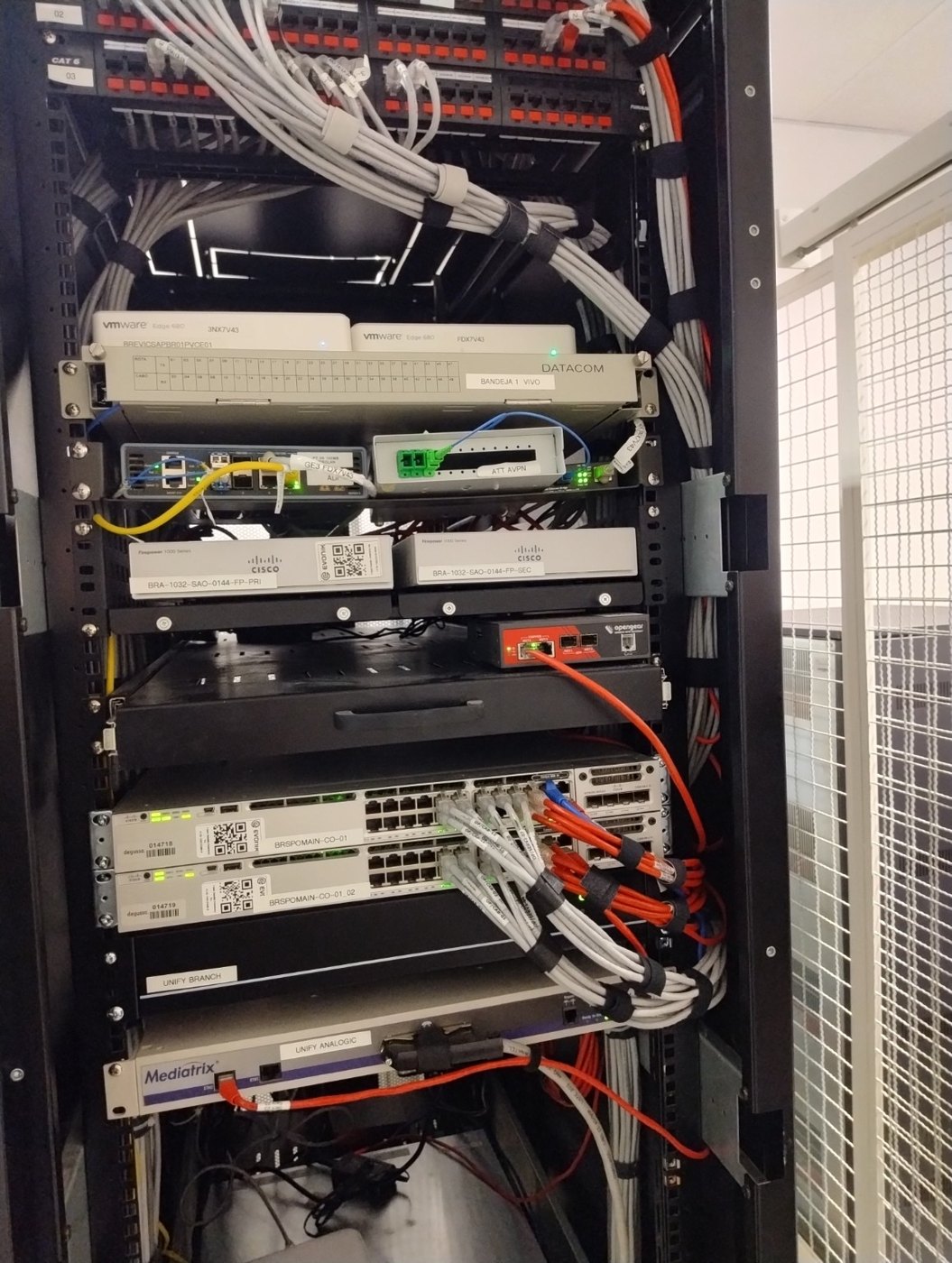 Rack com switches, links e equipamentos de conectividade corporativa